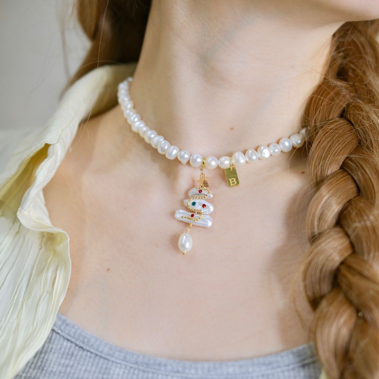 Dijes de letras personalizados con colgante de perlas de árbol de Navidad, collar de perlas para mujer, conjunto de colgante de perlas de Navidad, joyería de moda
