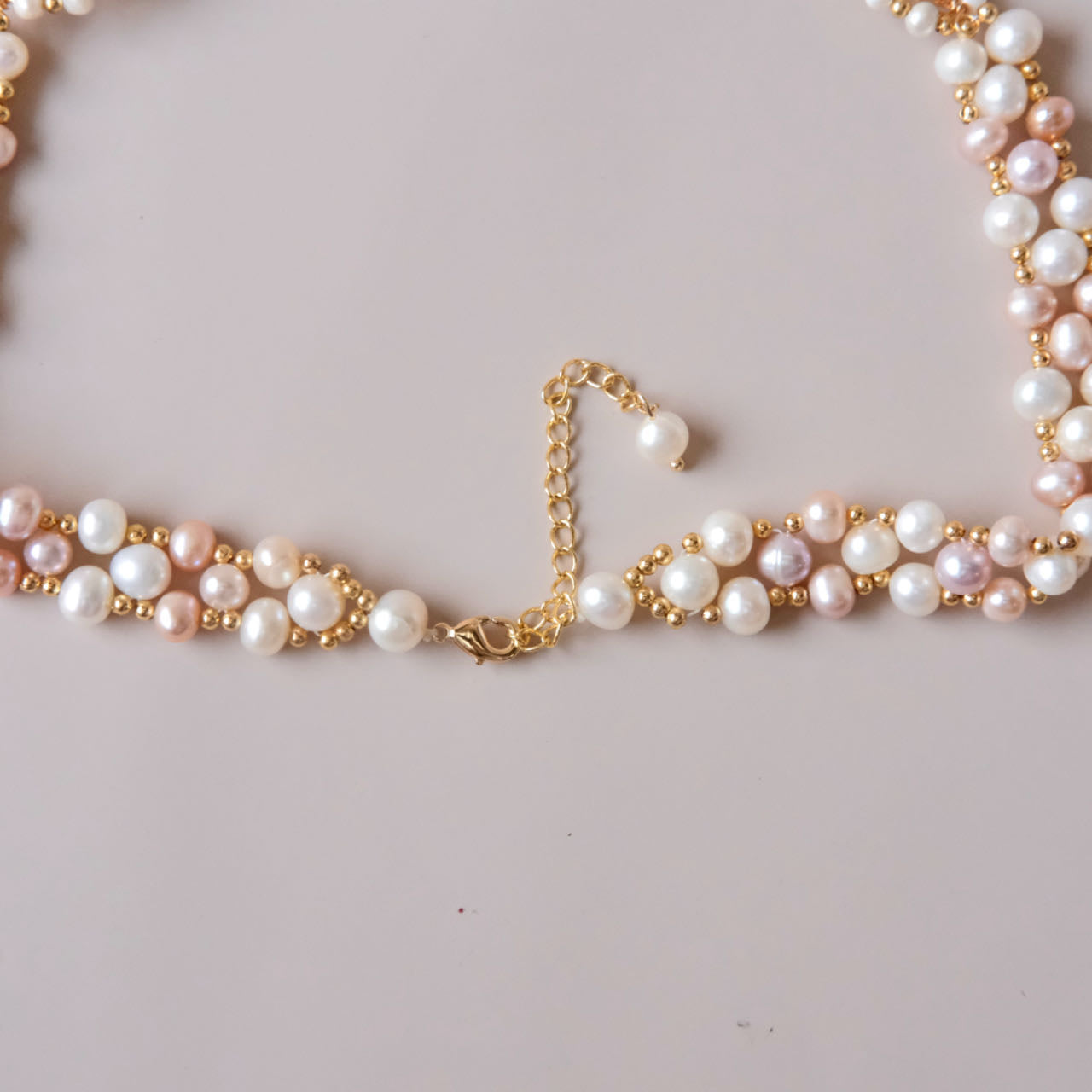 Collar de perlas alambradas de diseño único con piedra azul.