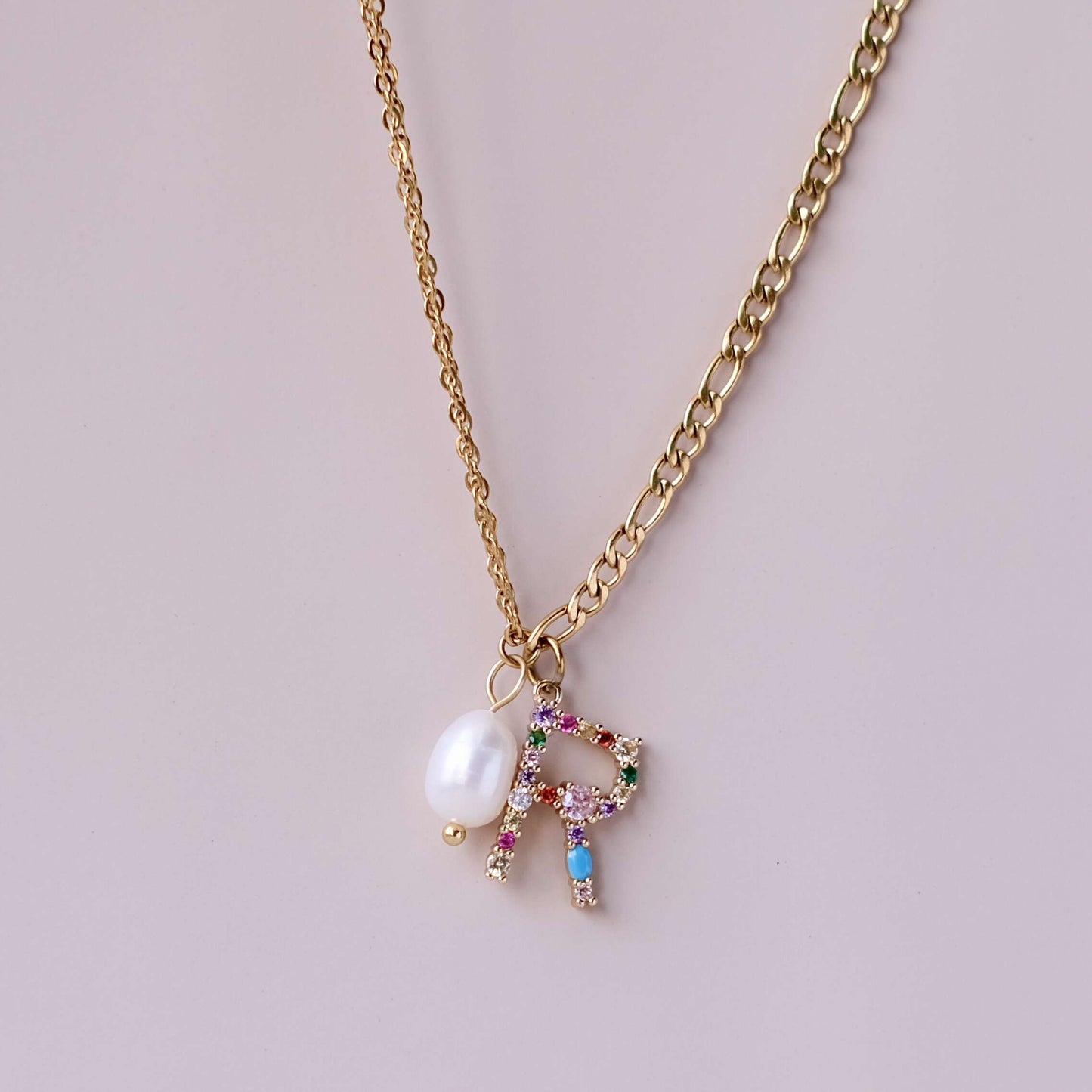 una perla con collar de cadena Gargantilla