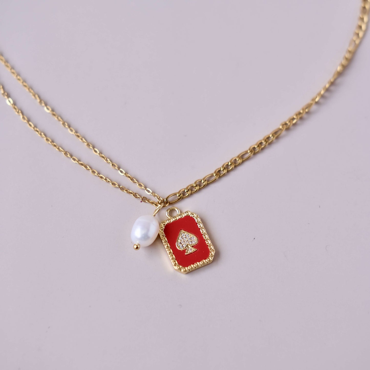 una perla con collar de cadena Gargantilla