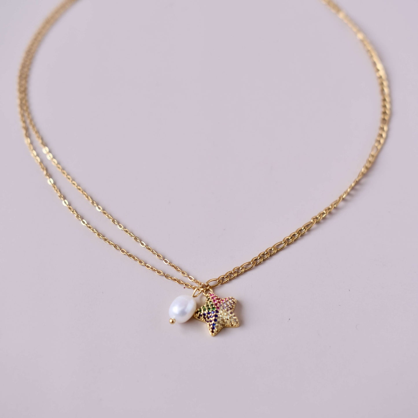 una perla con collar de cadena Gargantilla
