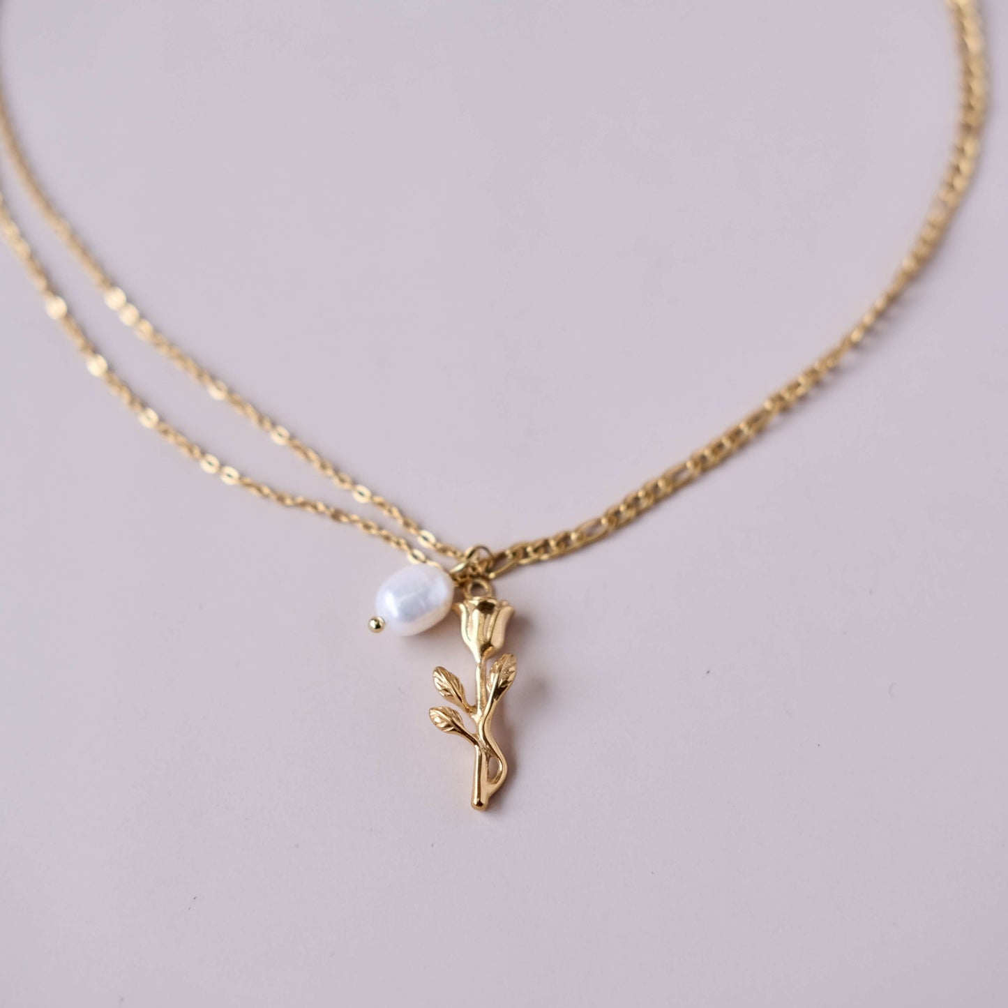 una perla con collar de cadena Gargantilla