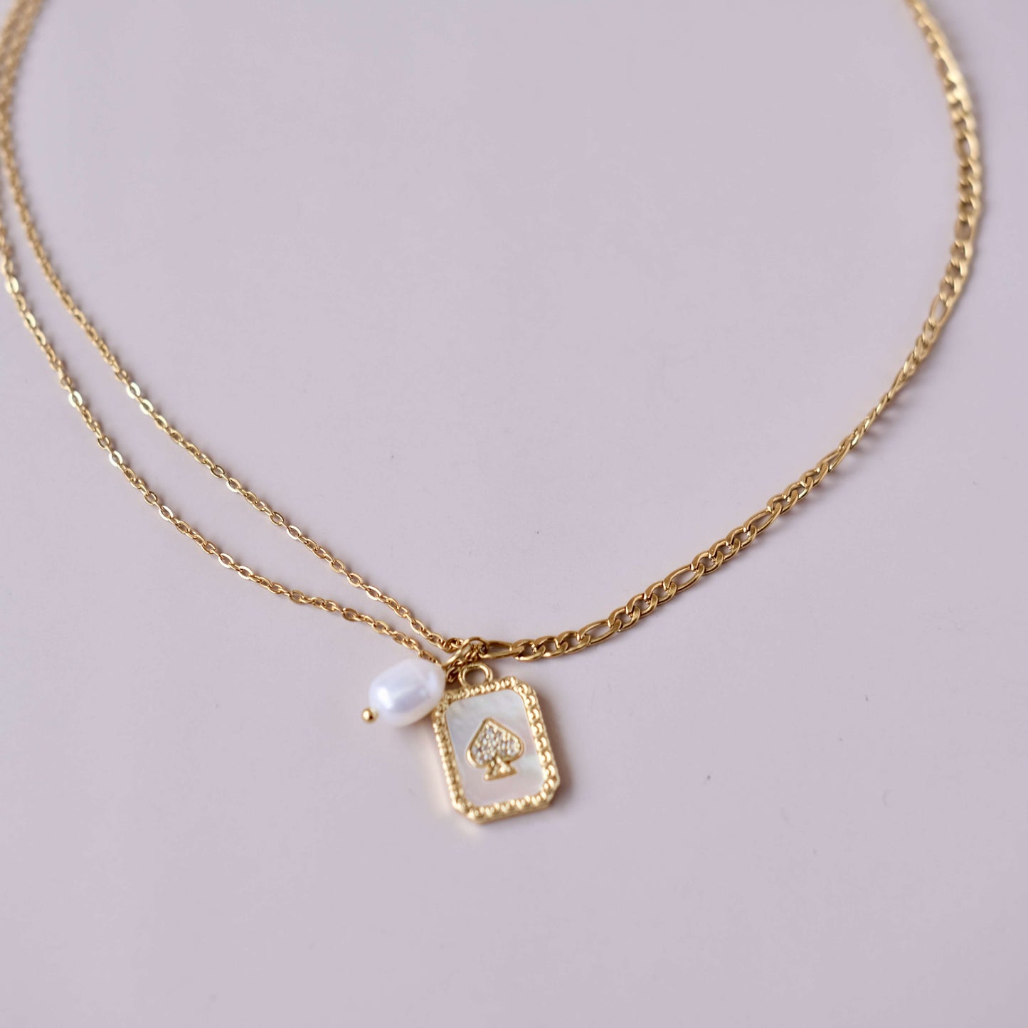 una perla con collar de cadena Gargantilla