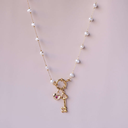 SÓLO collar de dijes personalizado con cadena de perlas espaciadas básicas